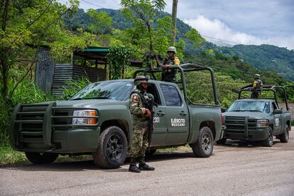 Soldados mexicanos patrullan la comunidad de Tila, en el municipio de Yajaln (Chiapas), el 14 de junio de 2024. 