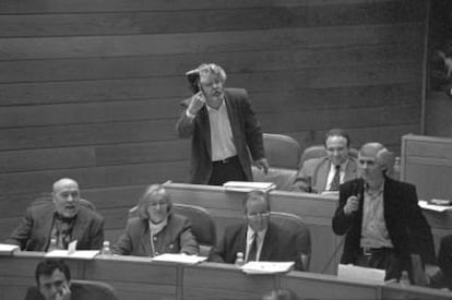 Beiras saca su zapato en el Parlamento gallego en protesta por la reforma del reglamento (1993)