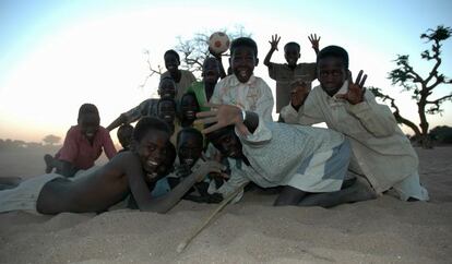 Kabkabiya, Darfur, Sudán 2005. Los wadis, valles en árabe, son lechos temporales de ríos que sólo fluyen unos días al año durante la estación de lluvias. Durante el resto del año sus riberas son utilizados como fértil terreno de cultivo de frutas; famosa entre la comunidad humanitaria era la ensalada de frutas de Kabkabiya… O como lugar de recreo para pasear o jugar al fútbol como hacían estos niños a los que pareció divertirle ser fotografiados.