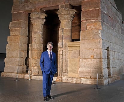 Thomas P. Campbell, director del MET de Nueva York, posa junto al templo de Dendur. “Se puede ver desde Central Park a través de una cristalera. Nos ofrece el aroma de la antigüedad en medio de la vida moderna”