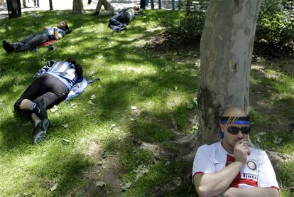 Los parques son el lugar perfecto para coger fuerzas horas antes de que dé comienzo la final de la Liga de Campeones.