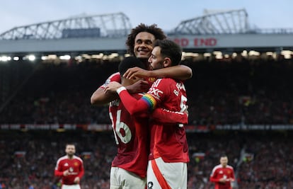 Joshua Zirkzee celebrando uno de los goles del Manchester United junto a Bruno Fernandes y Amad Diallo