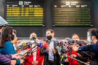 El presidente peruano, Martín Vizcarra, durante una conferencia de prensa en el aeropuerto de Lima, el pasado 5 de octubre.