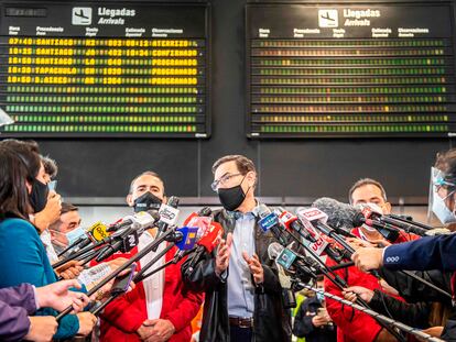 El presidente peruano, Martín Vizcarra, durante una conferencia de prensa en el aeropuerto de Lima, el pasado 5 de octubre.