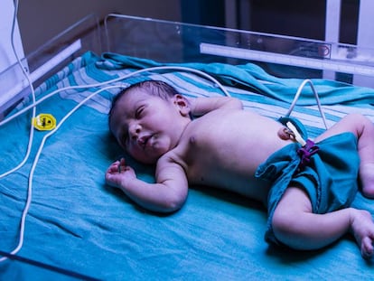 Un recién nacido en Pune (Maharashtra, India), en 2016.