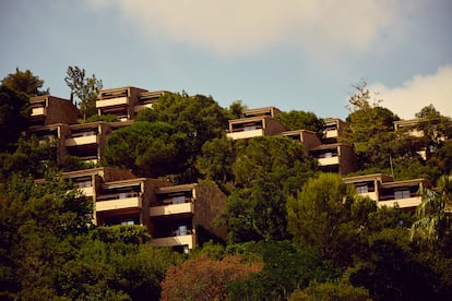 Las 214 habitaciones y suites de ZEL Costa Brava están diseñadas para sumergir a los huéspedes en un entorno natural rodeado de exuberante vegetación mediterránea.