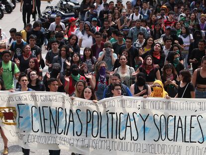 Estudiantes de la Facultad de Ciencias Políticas y Sociales (FCPyS) de la UNAM durante una protesta por la democratización de la elección del rector/a, en octubre de 2019.