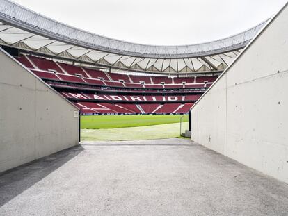 La segunda fase consiste en cómo poner la maquinaria en marcha: “Los eventos de empresa, como mínimo hasta después del verano ya no habrá nada. Mañana, 25 de mayo, “si no hay cambios”, reabrirán la tienda oficial y el tour del estadio. Además, el club ha aprovechado el parón para avanzar en las obras del Museo del Atlético, cuya apertura al público está prevista para agosto. “Para nosotros es muy importante ver cómo funciona la campaña turística de verano: si la gente decide ir a las playas y a los hoteles, no debería tener miedo de volver a un estadio en septiembre”. <b>Ficha técnica:</b> Estadio Wanda Metropolitano. Sede del club Atlético de Madrid. Año de fundación: 2017. Aforo: 68.000 localidades. Actividades: partidos de fútbol, conciertos, eventos de empresa…