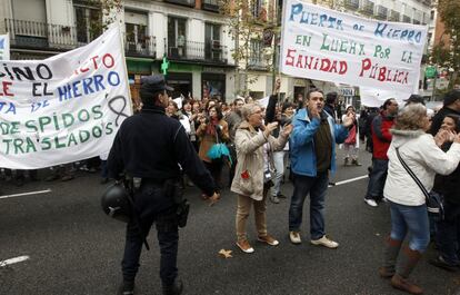 Protestas ante la Consejería de Sanidad del gobierno regional en la calle Sagasta de Madrid.