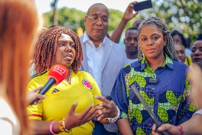 Francia Márquez habla a los medios en el municipio de Suárez (Departamento del Cauca) junto a la ministra de Educación, Aurora Vergara, el 10 de julio.