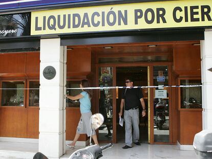 Atraco a punta de pistola en una céntrica joyería de Alicante