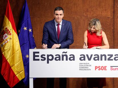 Pedro Sánchez, presidente del Gobierno en funciones, y Yolanda Díaz, vicepresidenta en funciones, firman el acuerdo entre el PSOE y Sumar en el Museo Reina Sofía, en Madrid.