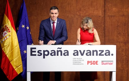 Pedro Sánchez y Yolanda Díaz, durante la firma del acuerdo, en el Museo Reina Sofía, en Madrid. 