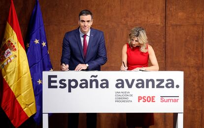 Pedro Sánchez, presidente del Gobierno en funciones, y Yolanda Díaz, vicepresidenta en funciones, firman el acuerdo entre el PSOE y Sumar en el Museo Reina Sofía, en Madrid.