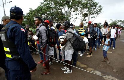 Inmigrantes procedentes de Hait&iacute; y &Aacute;frica esperan en la frontera entre Costa Rica y Nicaragua.