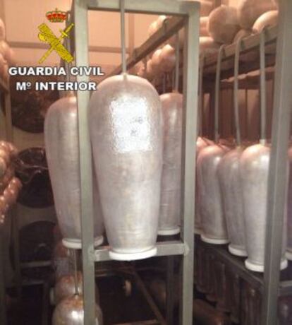 Kebab meat seized by the Civil Guard.