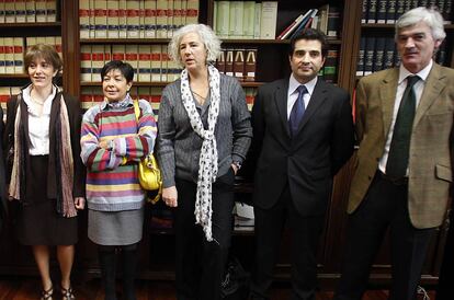 La juez Garbiñe Biurrun, con fular, durante la firma de un nuevo sistema de mediación