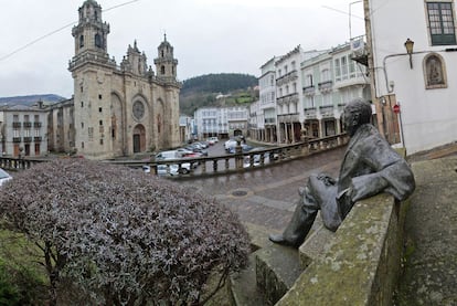 A estatua de Álvaro Cunqueiro fronte á catedral de Mondoñedo, a súa vila natal.
