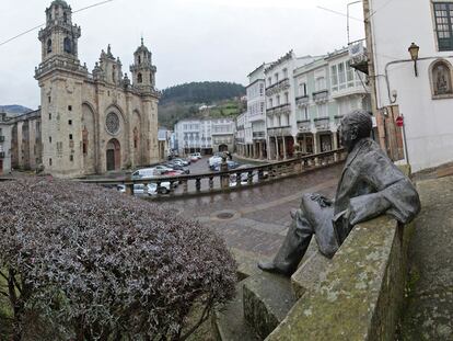 A estatua de Álvaro Cunqueiro fronte á catedral de Mondoñedo, a súa vila natal.