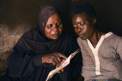 Lucy Mbewe atiende a una embarazada en su casa. En algunas zonas rurales se alienta a las mujeres a dar a luz sin intervención médica, y muchas aquí creen que las medidas de emergencia, como las cesáreas, son vergonzosas y un signo de debilidad. Sin embargo, decidir parir en casa puede ser mortal: la mayoría viven demasiado lejos para hacerlo a tiempo si surge una complicación peligrosa.