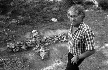 El hispanista Ian Gibson, en el barranco de Víznar (Granada), en 2000.
