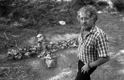 El hispanista Ian Gibson, en el barranco de V&iacute;znar (Granada), en 2000.