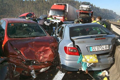 Estado en el que quedaron varios de los coches implicados en el accidente ocurrido en la A-6 a la altura de Betanzos.