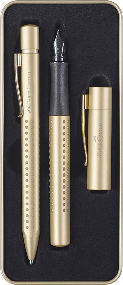 Pensando en las fechas que se avecinan, Faber-Castell ha lanzado el Grip Edition color oro, un estuche regalo de dos piezas. El conjunto cuenta con un bolígrafo con innovadora mina XB para una escritura extrasuave, con una estilográfica con pluma de acero robusta para una escritura fluida y también dispone de cartuchos estándar y convertidores convencionales. El estuche, que tiene grabado el nombre y el logotipo de la conocida marca alemana, con dos caballeros medievales batiéndose en duelo, también está disponible en color negro. Precio: 325 euros.