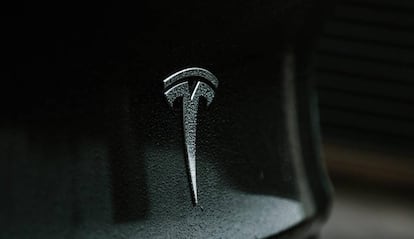 Logo de Tesla en un coche negro