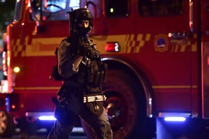 Un agente de la policía en el lugar del tiroteo en Toronto.