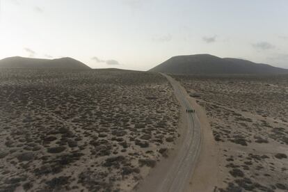 Miembros y voluntarios de la ONG WWF llegan a la Caleta del Sebo, tras una jornada recogiendo plásticos llegados a través del mar, a la costa de La Graciosa.