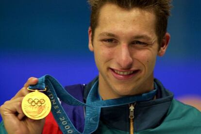 Thorpe muestra su medalla de oro en la prueba de 400 metros libres de Sidney.