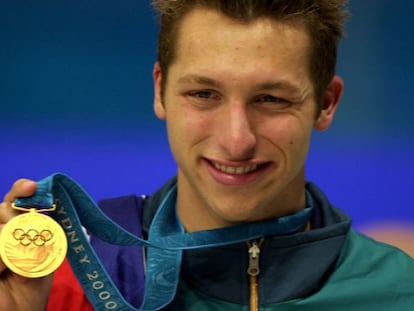 Thorpe muestra su medalla de oro en la prueba de 400 metros libres de Sidney.