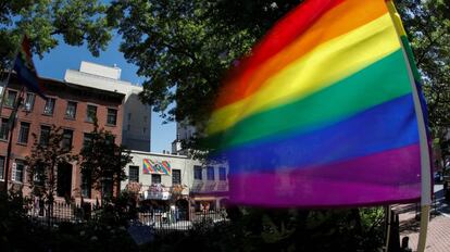 La bandera del orgullo gay frente al Stonewall Inn