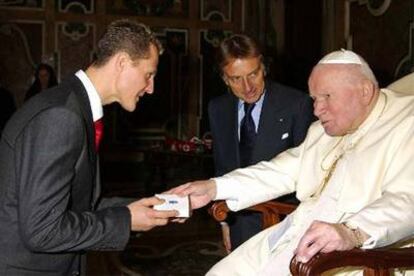 El Papa Juan Pablo II saluda a Michael Schumacher.