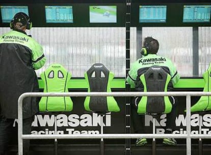 Técnicos de Kawasaki siguen a través de los monitores una sesión preparatoria.