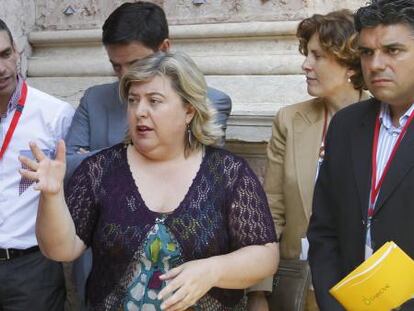 La consejera de Agricultura de la Junta de Andalucía, Clara Aguilera, con representantes del sector hortofrutícola en el Parlamento.