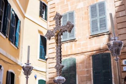 Una cruz, este sábado, durante la ordenación del nuevo obispo de Menorca, Gerard Villalonga.
