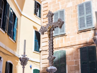 Una cruz, este sábado, durante la ordenación del nuevo obispo de Menorca, Gerard Villalonga.