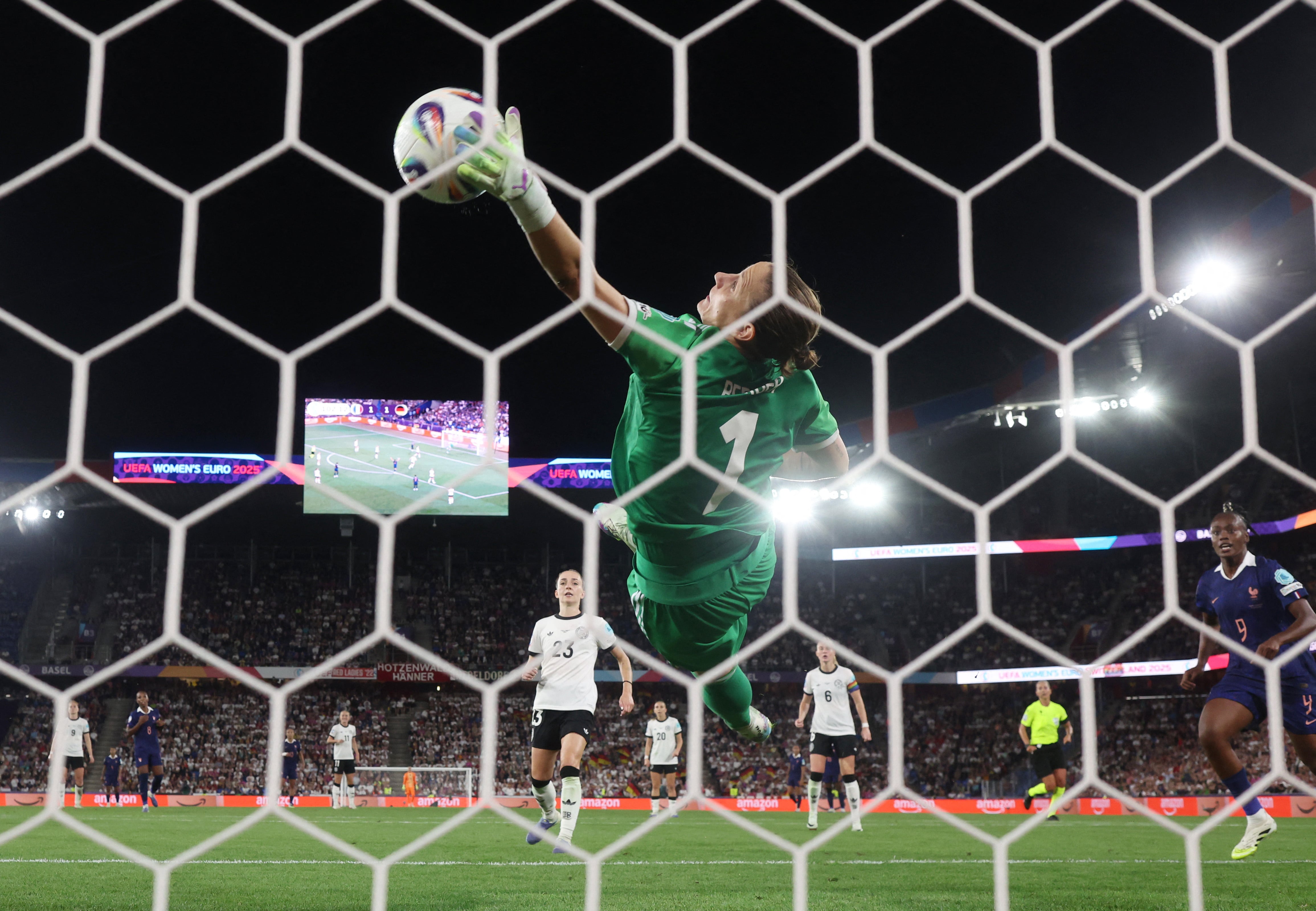 Alemania resiste con una jugadora menos hasta la tanda de penaltis y se cita con España