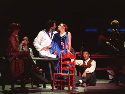 Rocío Jurado interpreta ‘Tatuaje' durante el ensayo general del gran espectáculo de copla ‘Azabache', en junio de 1992, que se estrenó en el Auditorio que hoy lleva su nombre.