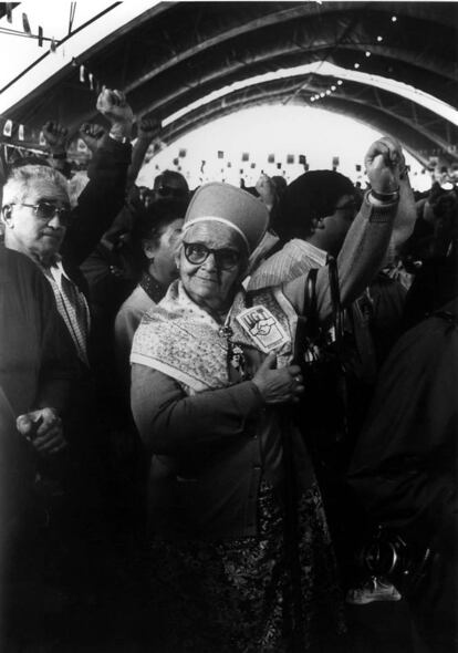 Una anciana militante socialista con una pegatina de UGT durante la celebración del Primero de Mayo en Perlora (Asturias), en 1987.