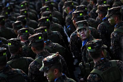 Soldados que se unen a las Fuerzas Armadas salvadoreñas se presentan en la plaza Gerardo Barrios en el centro histórico de San Salvador (El Salvador), para ser revisados por el presidente Nayib Bukele. Bukele ordenó la incorporación de 1,000 hombres a las Fuerzas Armadas para reforzar su Plan de Control Territorial contra las pandillas.