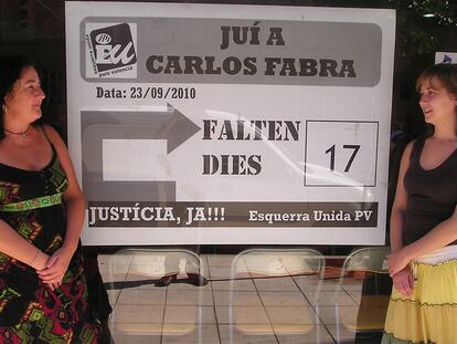 La coordinadora de EU en Castellón, Carmen Carreras, y la diputada Marina Albiol, ayer junto al Cartel