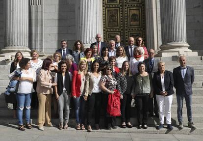 Ruth Ortiz, la mujer de Córdoba cuyos hijos fueron asesinados por su exmarido, acude al Congreso, con diputados socialistas a las puertas del Congreso.