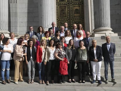 Ruth Ortiz, la mujer de Córdoba cuyos hijos fueron asesinados por su exmarido, acude al Congreso, con diputados socialistas a las puertas del Congreso.