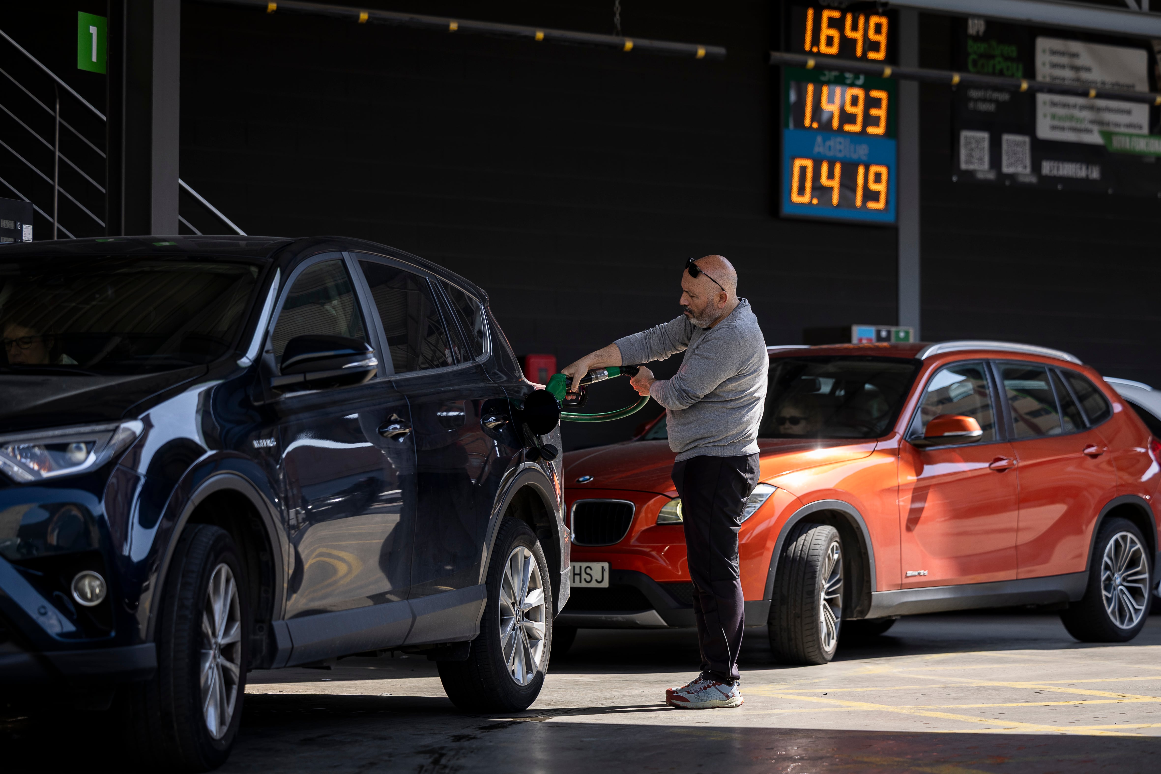 Un hombre llena el depósito de su vehículo en una gasolinera de la carretera del Mig (Barcelona), el pasado domingo.