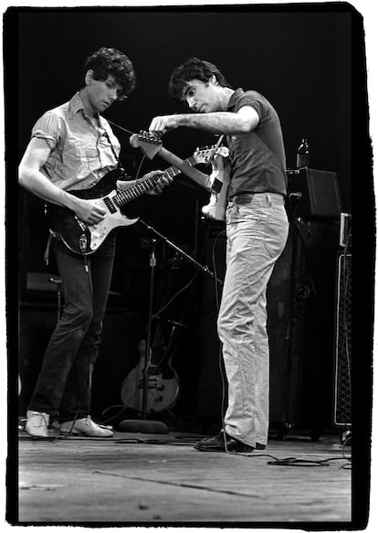 David Byrne y Jerry Harrison, de Talking Heads, en un concierto en el club CBGB, en Nueva York en 1977.