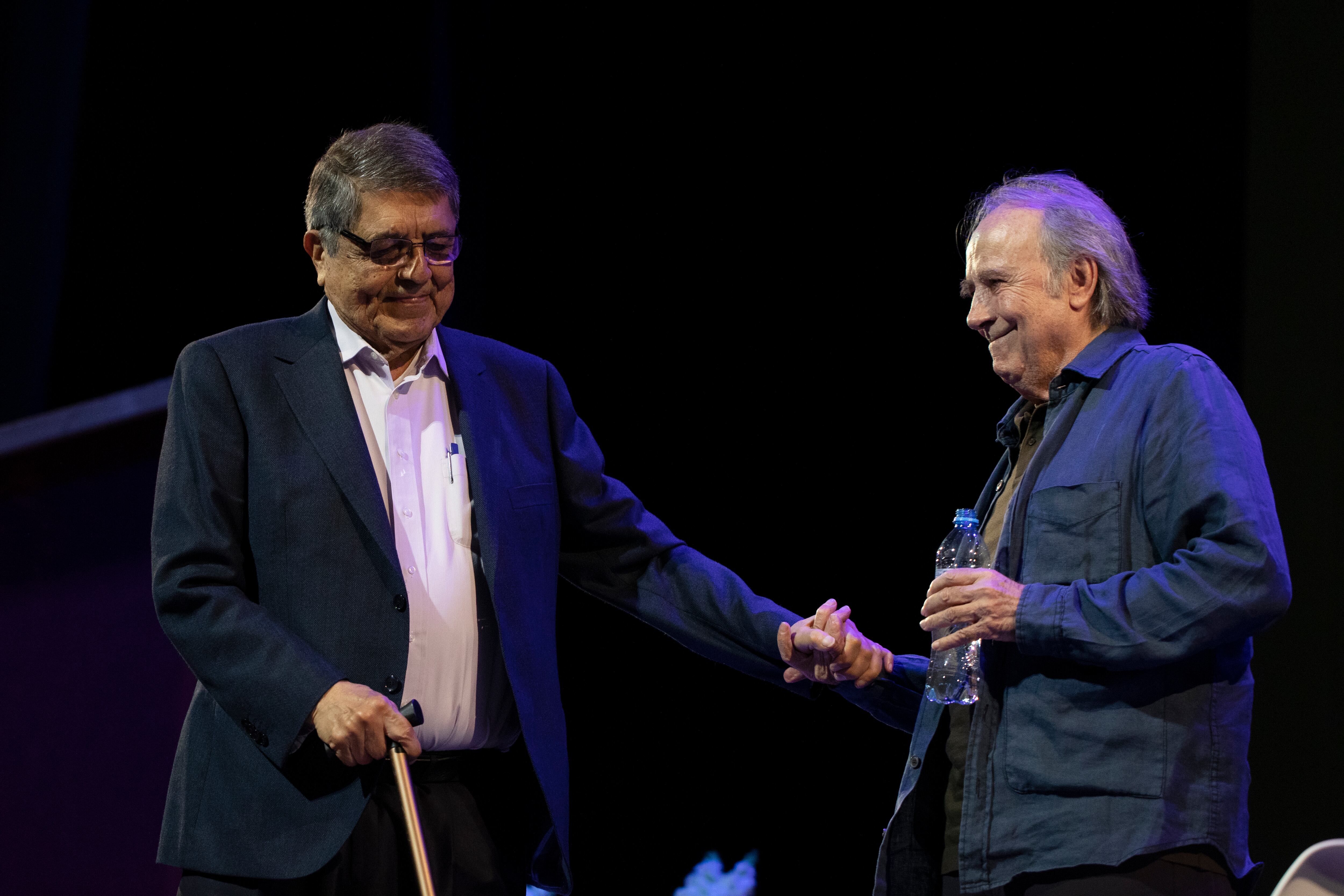 De izquierda a derecha Sergio Ramírez, Premio Cervantes; y Joan Manuel Serrat, Premio Princesa de Asturias, en Ciudad de Guatemala.  
