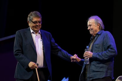 De izquierda a derecha Sergio Ramírez, Premio Cervantes; y Joan Manuel Serrat, Premio Princesa de Asturias, en Ciudad de Guatemala.